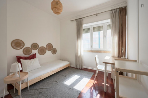Cosy single bedroom in popular Arroios