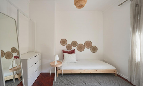 Cosy single bedroom in popular Arroios