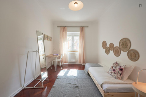 Large single bedroom in Arroios