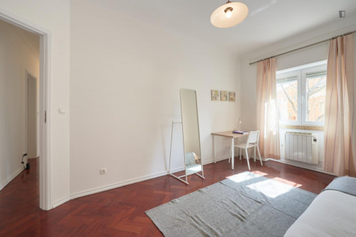 Large single bedroom in Arroios