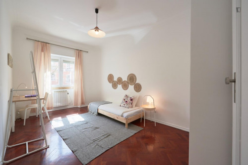 Large single bedroom in Arroios