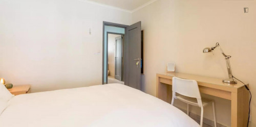 Nice double bedroom in a 7-bedroom apartment near Intendente metro station