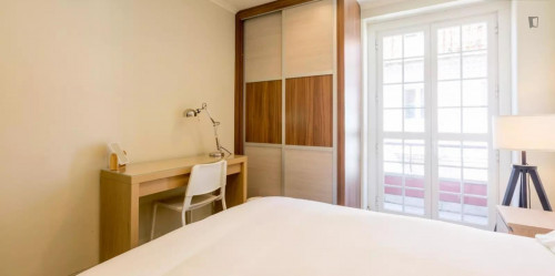 Nice double bedroom in a 7-bedroom apartment near Intendente metro station