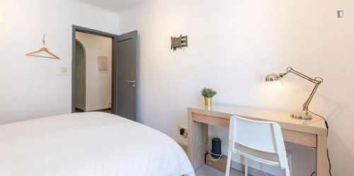 Nice double bedroom in a 7-bedroom apartment near Intendente metro station
