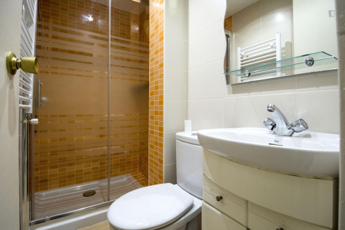 Double bedroom in a 6-bedroom apartment, in Alcalá de Henares - Gallery - 10