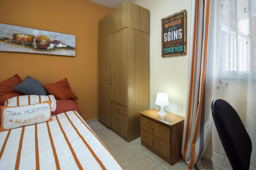 Double bedroom in a 6-bedroom apartment, in Alcalá de Henares - Gallery - 3