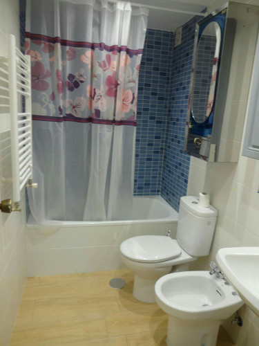 Double bedroom in a 6-bedroom apartment, in Alcalá de Henares - Gallery - 8