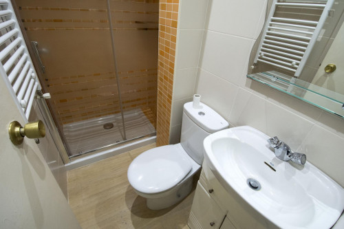 Double bedroom in a 6-bedroom apartment, in Alcalá de Henares - Gallery - 9