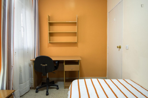 Double bedroom in a 6-bedroom apartment, in Alcalá de Henares - Gallery - 2