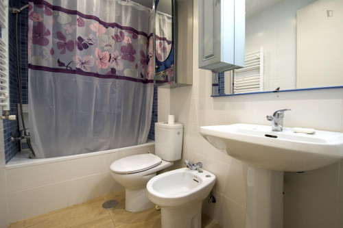 Double bedroom in a 6-bedroom apartment, in Alcalá de Henares - Gallery - 7