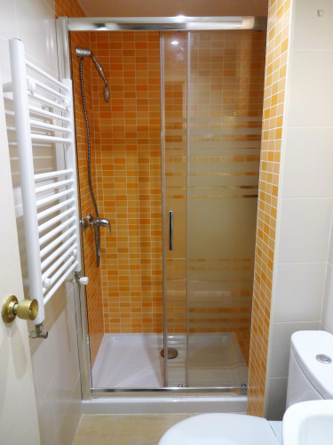 Double bedroom in a 6-bedroom apartment, in Alcalá de Henares - Gallery - 11