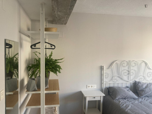 Comfortable double bedroom with a balcony, in Mercado