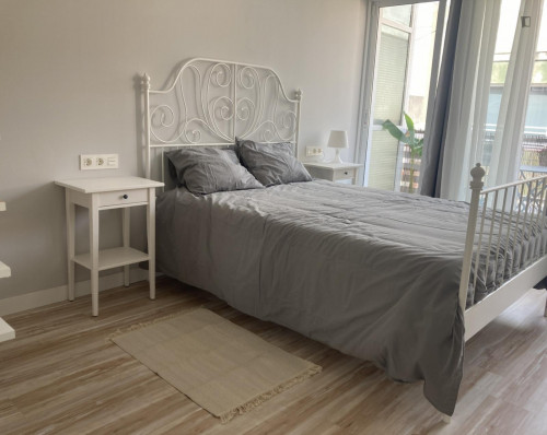 Comfortable double bedroom with a balcony, in Mercado