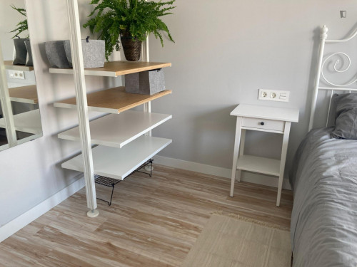 Comfortable double bedroom with a balcony, in Mercado