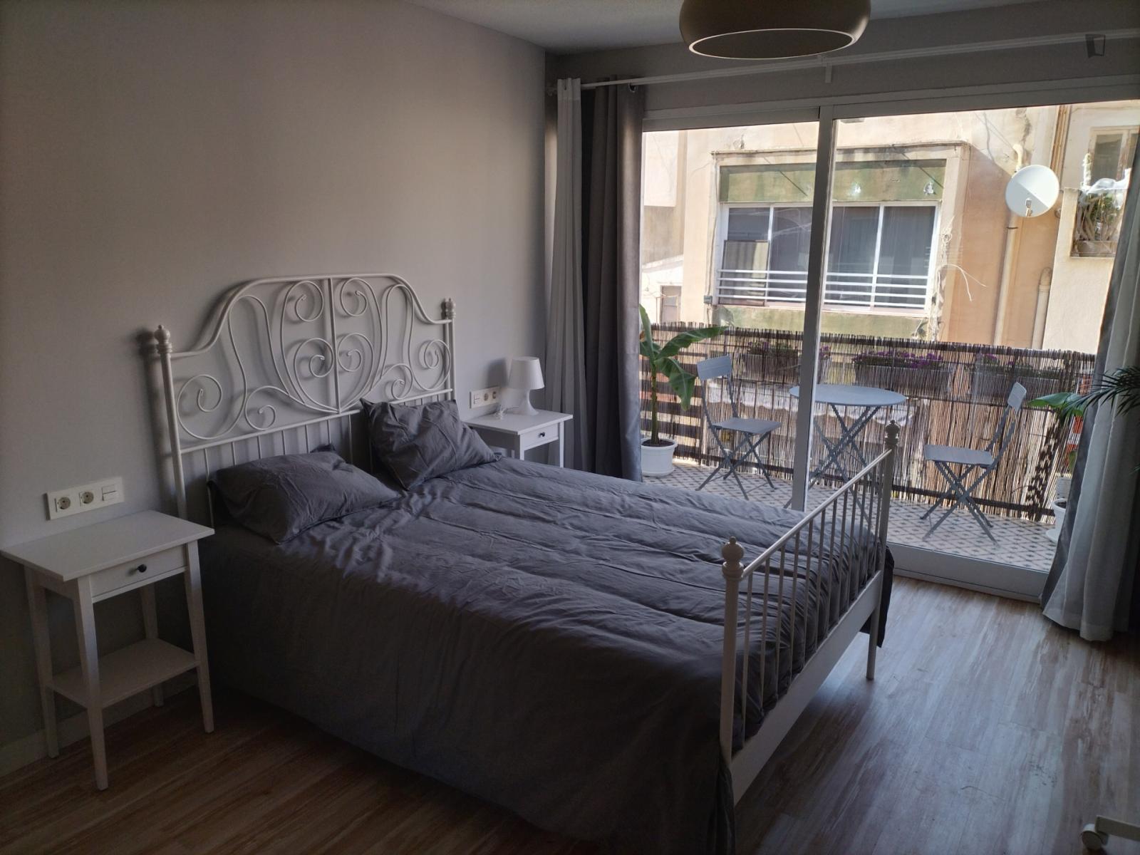 Comfortable Double Bedroom With A Balcony, In Mercado - Comfortable double bedroom with a balcony, in Mercado - Gallery - 1