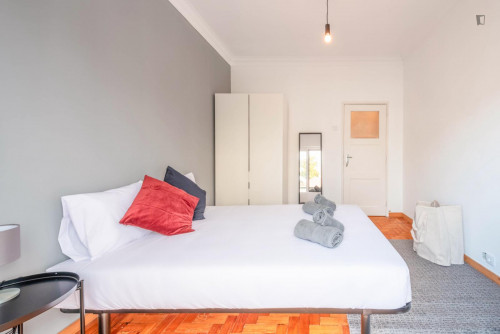 Spacious bedroom in an apartment close to Alvaláxia shopping centre