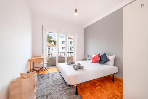 Spacious bedroom in an apartment close to Alvaláxia shopping centre