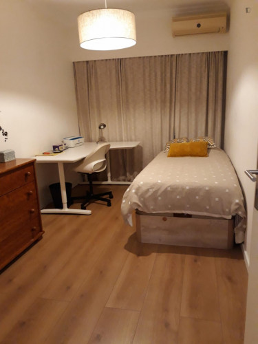 Lovely single bedroom next to Olaias metro station