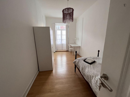 Single bedroom in a 6 room apartment near the Baixa-Chiado metro