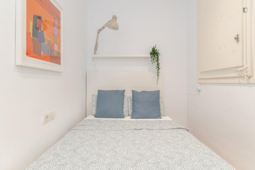 Comfy double bedroom near Parc del Turó