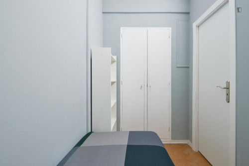 Cosy single bedroom with no windows in a 6-Bedroom apartment, in Carnide  - Gallery -  5