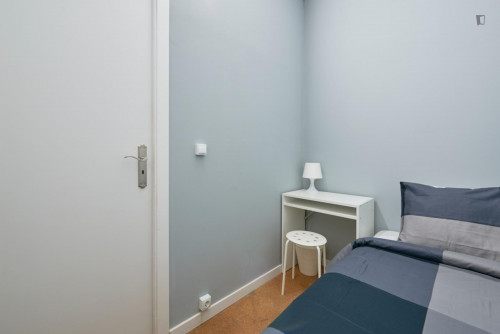 Cosy single bedroom with no windows in a 6-Bedroom apartment, in Carnide