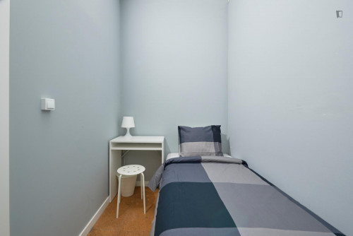 Cosy single bedroom with no windows in a 6-Bedroom apartment, in Carnide