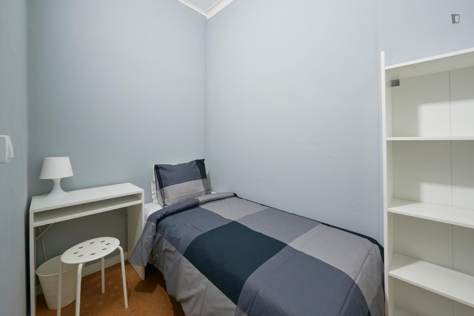 Cosy Single Bedroom With No Windows In A 6-Bedroom Apartment, In Carnide - Cosy single bedroom with no windows in a 6-Bedroom apartment, in Carnide - Gallery - 1