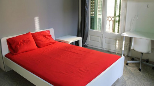 Double bedroom, with balcony, in 9-bedroom apartment