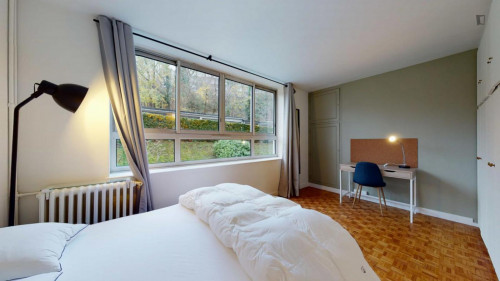 Cool double bedroom close to Collège Joseph Bara