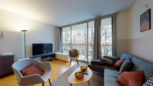 Cool double bedroom close to Collège Joseph Bara