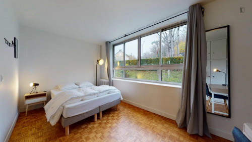 Cool double bedroom close to Collège Joseph Bara