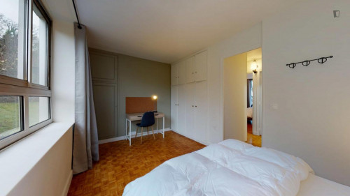 Cool double bedroom close to Collège Joseph Bara