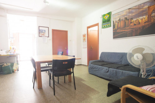 Double bedroom in a large 5-bedroom flat in L'Eixample