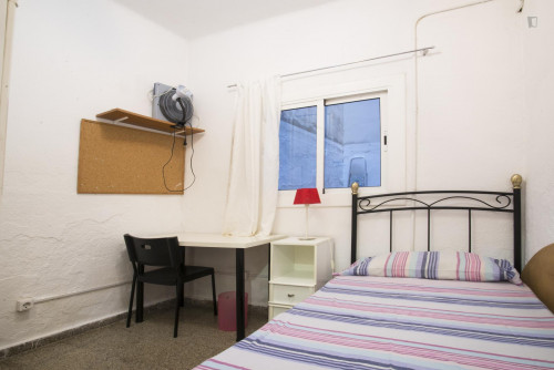 Double bedroom in a large 5-bedroom flat in L'Eixample