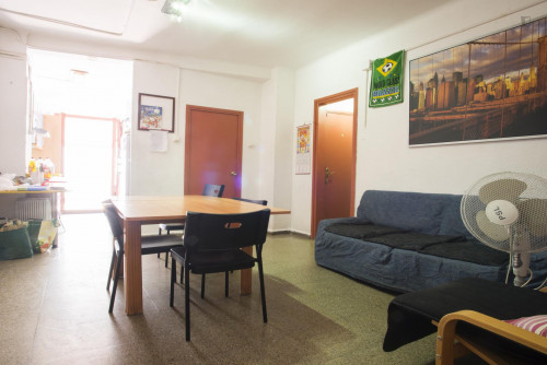 Double bedroom in a large 5-bedroom flat in L'Eixample