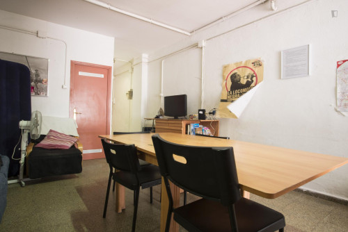 Double bedroom in a large 5-bedroom flat in L'Eixample