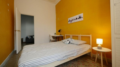 Double bedroom, with balcony, in 5-bedroom apartment