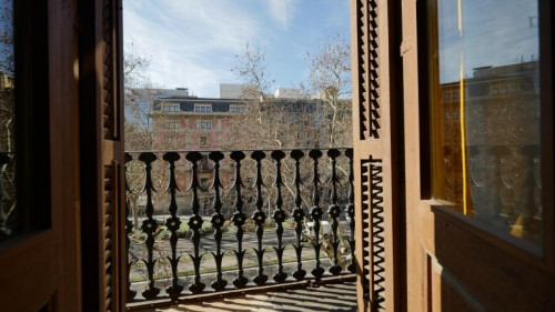 Double bedroom, with balcony, in 5-bedroom apartment