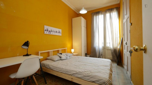 Double bedroom, with balcony, in 5-bedroom apartment