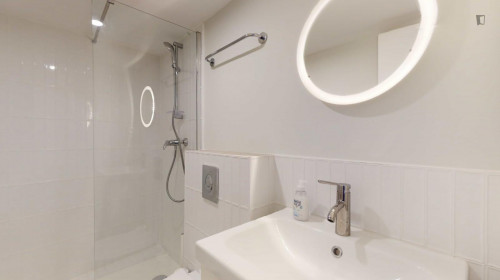 Bright double ensuite bedroom in Roquette