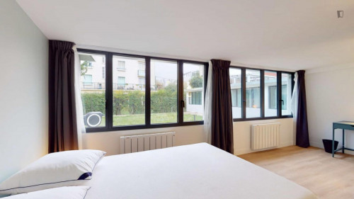 Bright double ensuite bedroom in Roquette