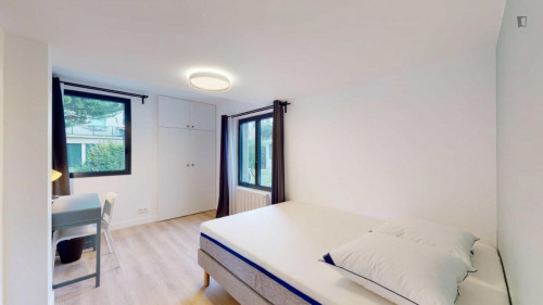 Shiny double bedroom in Roquette