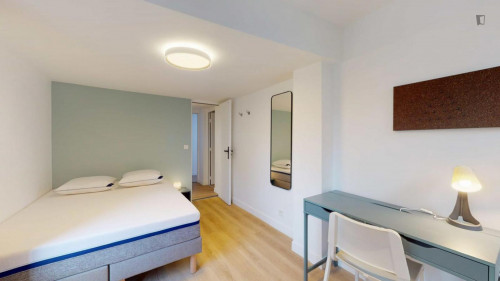 Shiny double bedroom in Roquette