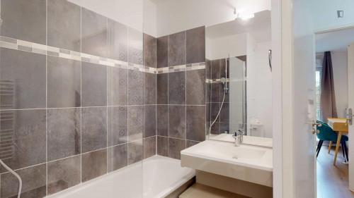Cute double bedroom in Bobigny