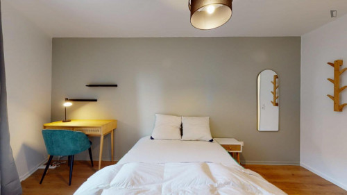 Sunny double bedroom close to Parc de Bobigny