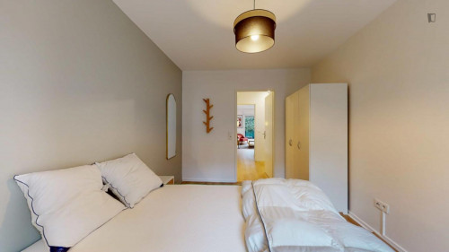 Sunny double bedroom close to Parc de Bobigny