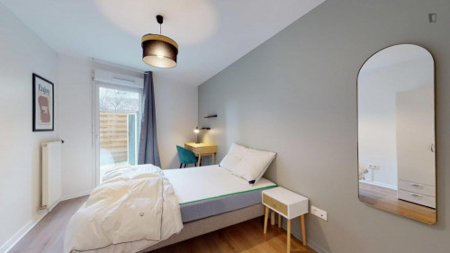 Sunny double bedroom close to Parc de Bobigny