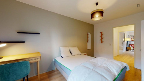 Sunny double bedroom close to Parc de Bobigny