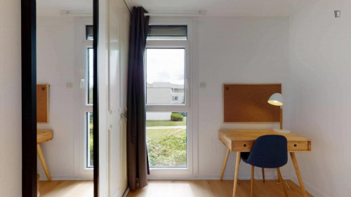 Comfy double bedroom close to Le jardin du Centre